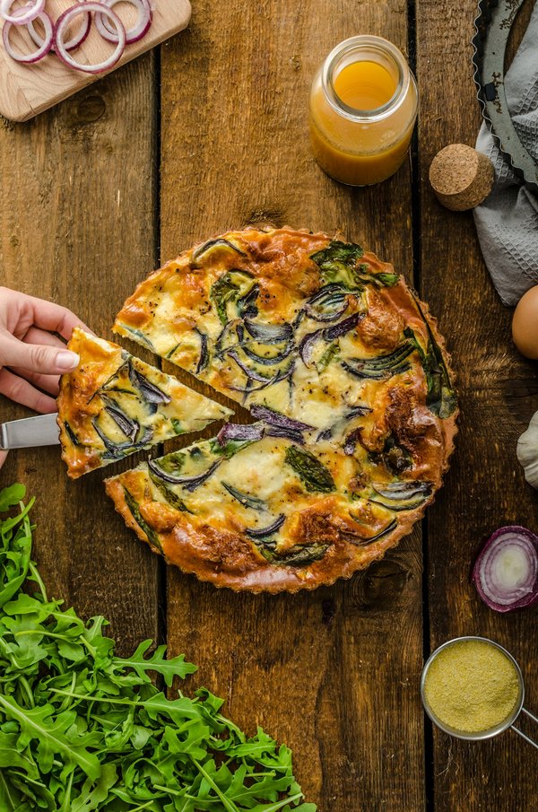 Maîtrisez l'art de la quiche : recette délicieuse au saumon fumé et poireaux avec une pâte brisée maison !